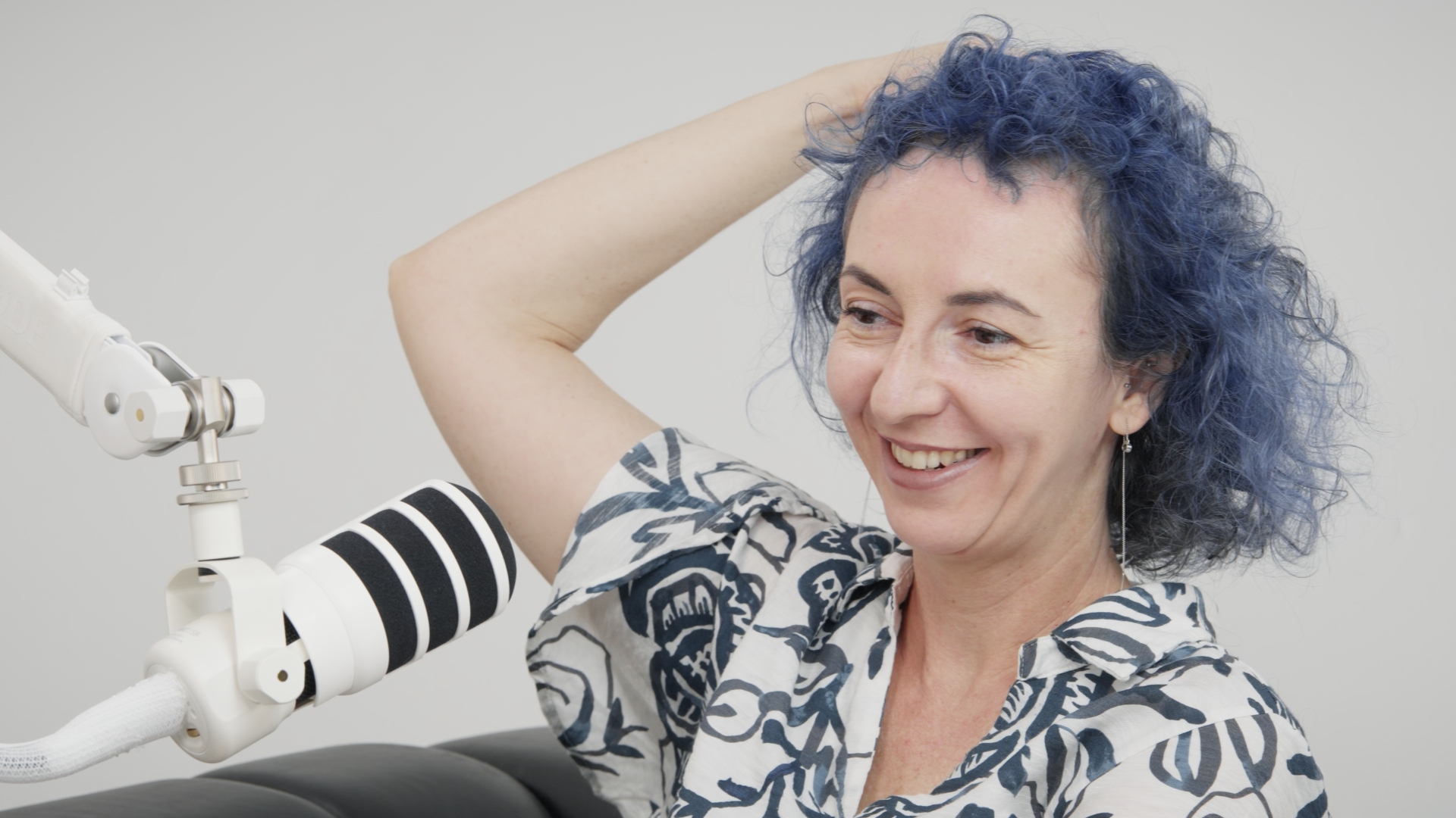 אורחת עם שיער כחול — קלוז־אפ אקספרסיבי
