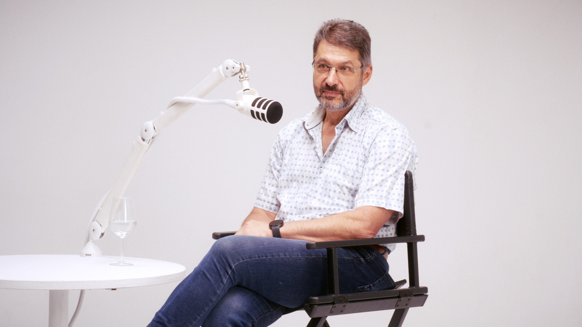 אורח בסטודיו — ראיון בפורמט נקי